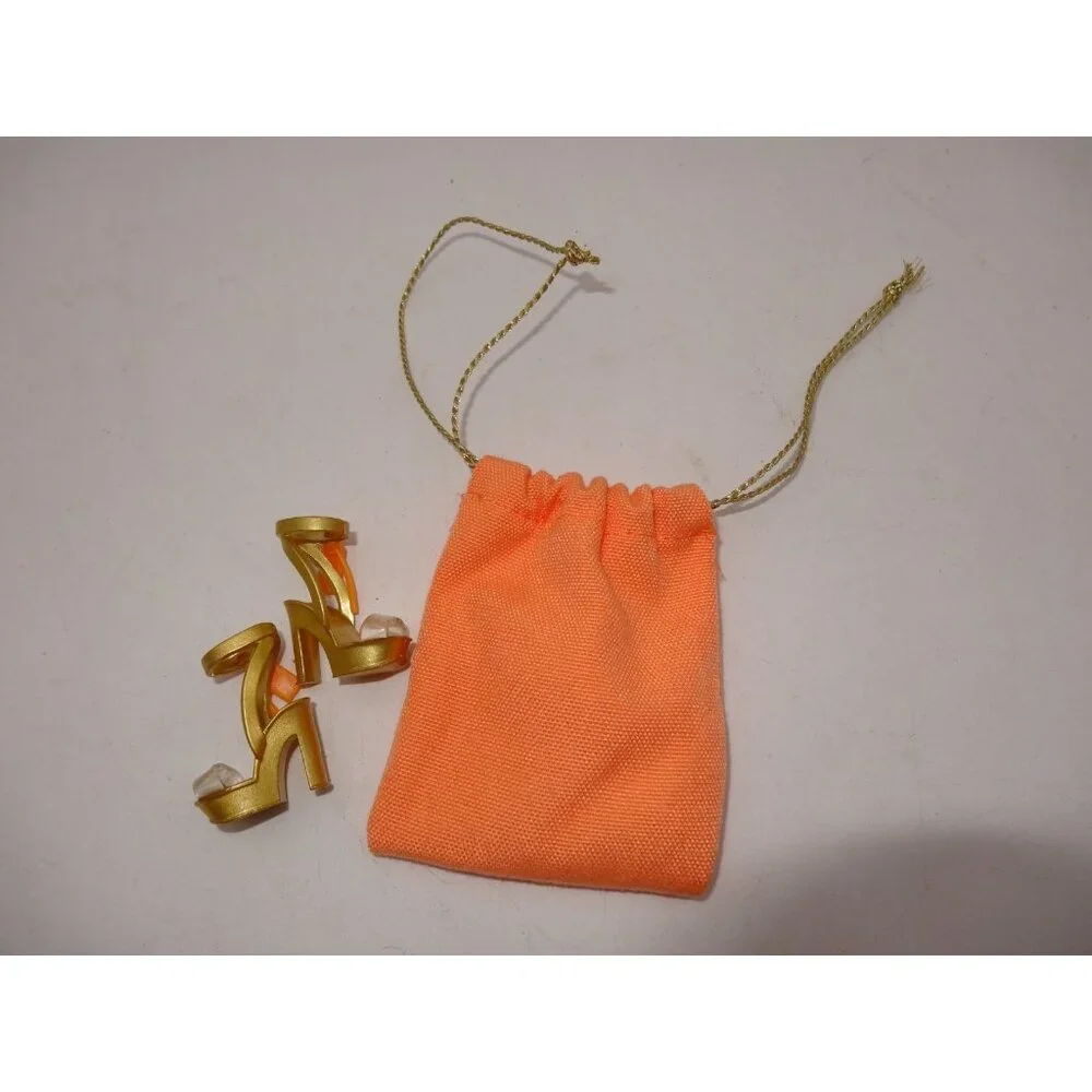 Rainbow High Cheer Series Sunny Madison Fashion Doll‎ Stand and New Accessories